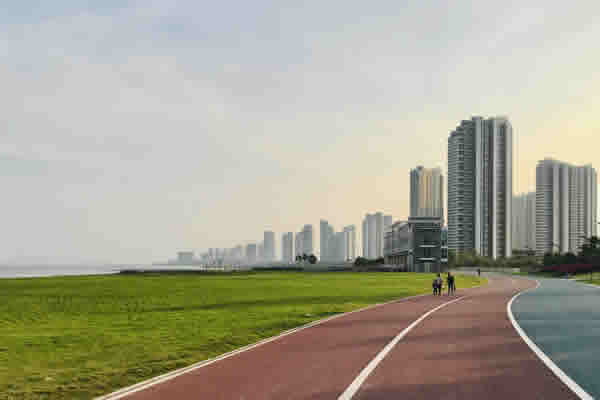 环东浪漫线跑道享受自然美景的同时锻炼身体